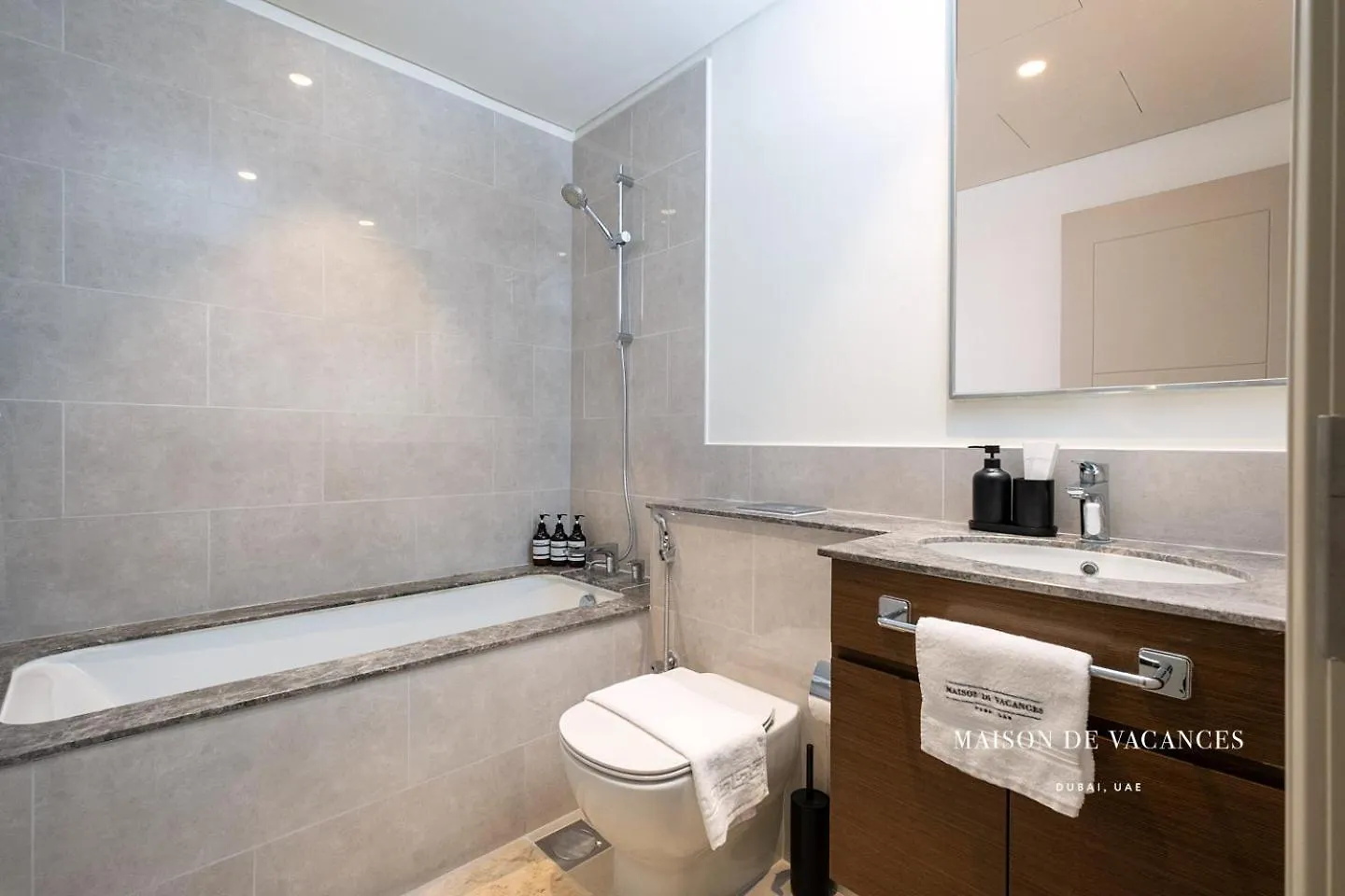 Three Bedroom In Downtown With Burj Khalifa View Dubai